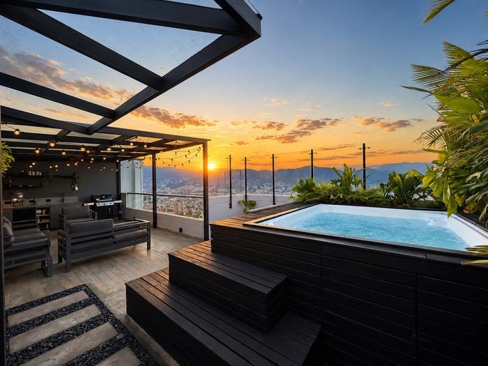 Jacuzzi en la terraza con vista al horizonte